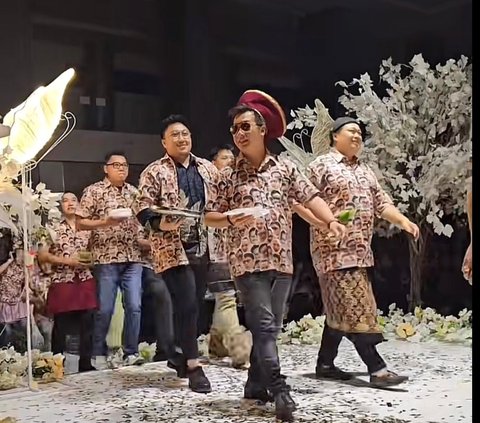 Viral Aksi 50 Tamu Undangan Pakai Baju Kembar Wajah Pengantin Pria, Bawa Kado Heboh dari Kasur sampai 1 Karung Kerupuk