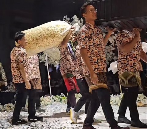 Viral Aksi 50 Tamu Undangan Pakai Baju Kembar Wajah Pengantin Pria, Bawa Kado Heboh dari Kasur sampai 1 Karung Kerupuk