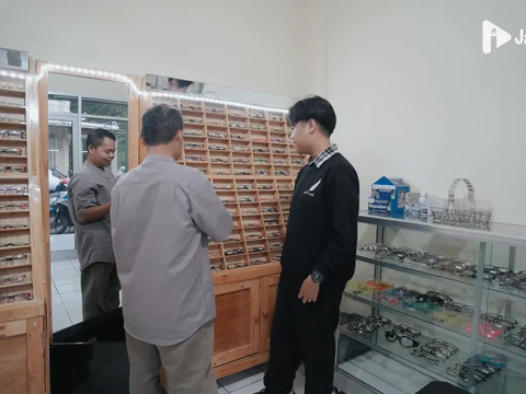 Dulu Keliling Pakai Sepeda Ontel, Bos Optik dari Depok Ini Bagikan Kunci Sukses Jualan Kacamata