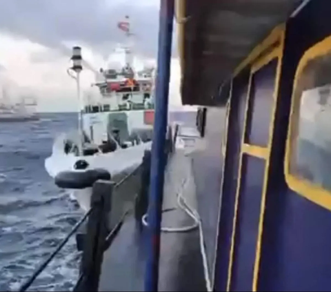 FOTO: Laut China Selatan Memanas, Kapal Penjaga Pantai China Tabrak Kapal Filipina hingga Tembakan Meriam