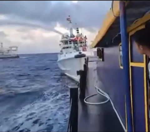 Gambar yang diambil dari rekaman video dan dirilis pada 10 Desember 2023 oleh Penjaga Pantai Filipina (PCG) memperlihatkan Kapal Penjaga Pantai Tiongkok (belakang) yang menabrak kapal pasokan sewaan Unaizah Mae 1 Filipina.<br>