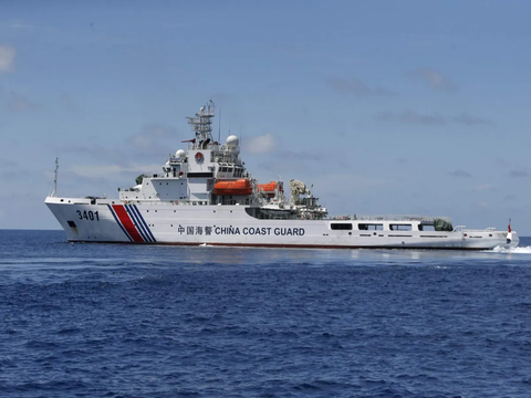 FOTO: Laut China Selatan Memanas, Kapal Penjaga Pantai China Tabrak Kapal Filipina hingga Tembakan Meriam