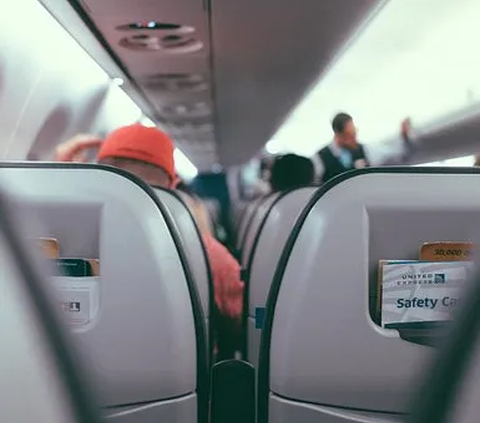Tombol Rahasia di Kursi Pesawat, Bermanfaat Bagi Penumpang Berkaki Panjang