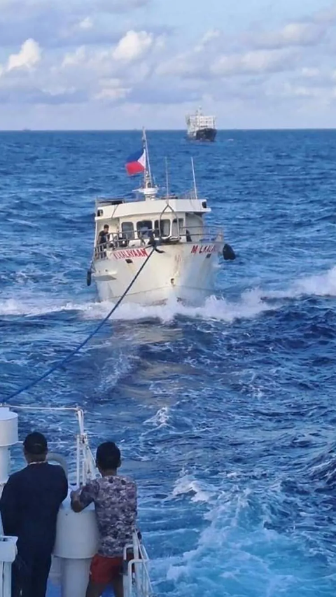 Kondisi kapal berbendera Filipina saat diselamatkan oleh kapal Penjaga Pantai Filipina (PCG).