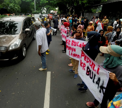 Ratusan warga Kampung Bulak Cisalak yang terdampak penggusuran Proyek Strategis Nasional (PSN) Universitas Islam Internasional Indonesia (UIII) menggelar aksi unjuk rasa di Jalan Ir. H. Juanda, Depok, Jawa Barat, Minggu (10/12/2023).