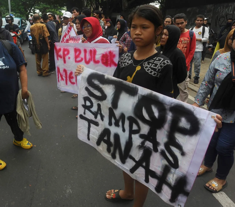 FOTO: Memperingati Hari HAM Sedunia, Warga Kampung Bulak Cisalak di Depok Demo Tolak Penggusuran