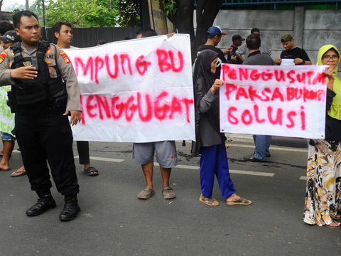 FOTO: Memperingati Hari HAM Sedunia, Warga Kampung Bulak Cisalak di Depok Demo Tolak Penggusuran