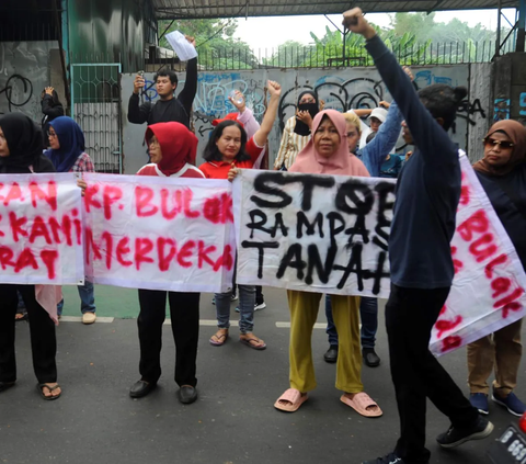 FOTO: Memperingati Hari HAM Sedunia, Warga Kampung Bulak Cisalak di Depok Demo Tolak Penggusuran