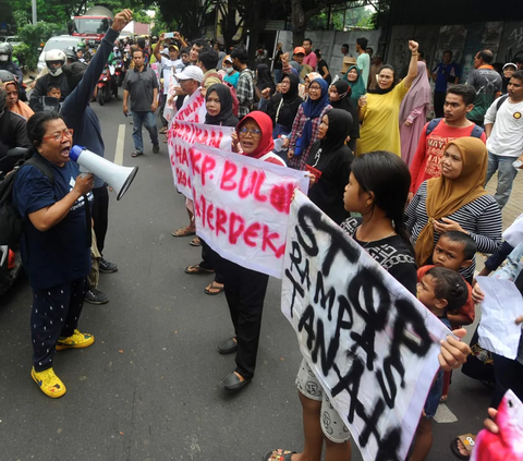 FOTO: Memperingati Hari HAM Sedunia, Warga Kampung Bulak Cisalak di Depok Demo Tolak Penggusuran