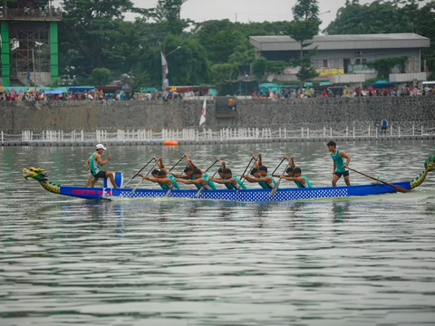 FOTO: Melihat Keseruan Festival Perahu Naga di Situ Rawa Kalong