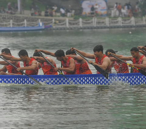 FOTO: Melihat Keseruan Festival Perahu Naga di Situ Rawa Kalong