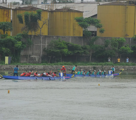 Aksi peserta saat mengikuti Festival Perahu Naga di Situ  Rawa Kalong, Depok, Jawa Barat, Minggu (10/12/2023).