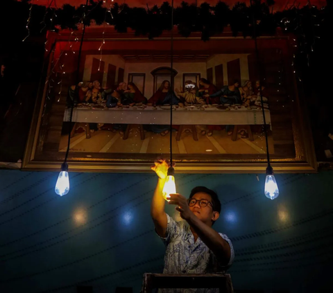 FOTO: Aksi Anak Muda Gelar Bersih-Bersih Tempat Ibadah untuk Menjaga Kebhinekaan dan Keragaman Indonesia