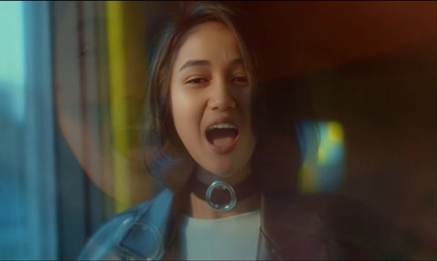 Potret Cantik Nike Ardilla Hasil AI dalam Kolaborasi Lagu Terbaru Melly Goeslaw 'Bertemu Kembali'