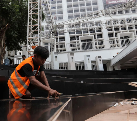 FOTO: Menengok Persiapan Panggung Debat Capres dan Cawpres 2024 di Teras Gedung KPU RI