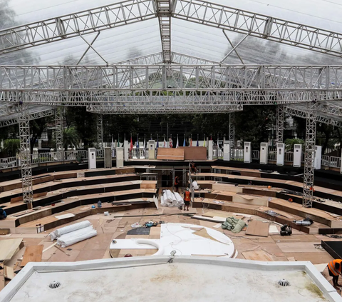 FOTO: Menengok Persiapan Panggung Debat Capres dan Cawpres 2024 di Teras Gedung KPU RI