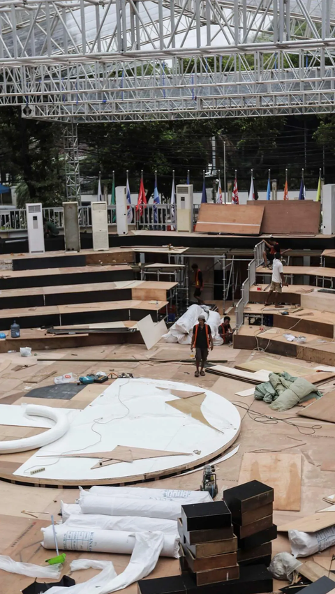 FOTO: Menengok Persiapan Panggung Debat Capres dan Cawpres 2024 di Teras Gedung KPU RI