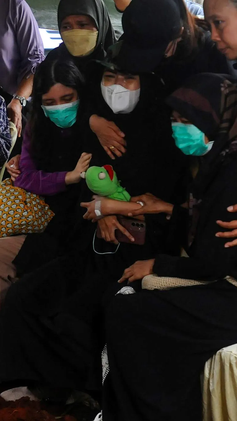 FOTO: Tangis Ibu Pecah Peluk Boneka Saat Antar Empat Jenazah Anaknya yang Dibunuh Sadis Ayahnya di Jagakarsa ke Pemakaman TPU Perigi