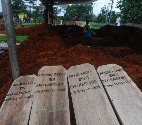 Momen pemakaman empat anak yang dibunuh sadis oleh ayahnya bernama Panca Darmansyah (41) di Jagakarta beberapa waktu lalu berlangsung penuh dengan air mata. Sang ibu kandung D menangis tiada henti.