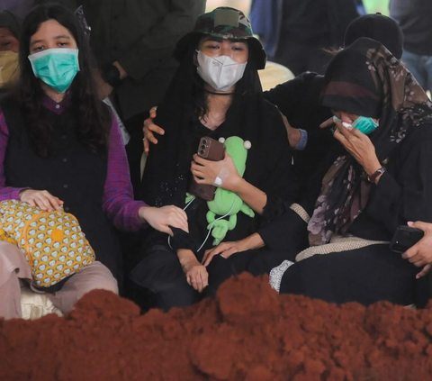 FOTO: Tangis Ibu Pecah Peluk Boneka Saat Antar Empat Jenazah Anaknya yang Dibunuh Sadis Ayahnya di Jagakarsa ke Pemakaman TPU Perigi