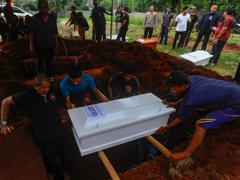 FOTO: Tangis Ibu Pecah Peluk Boneka Saat Antar Empat Jenazah Anaknya yang Dibunuh Sadis Ayahnya di Jagakarsa ke Pemakaman TPU Perigi