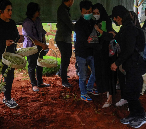 FOTO: Tangis Ibu Pecah Peluk Boneka Saat Antar Empat Jenazah Anaknya yang Dibunuh Sadis Ayahnya di Jagakarsa ke Pemakaman TPU Perigi