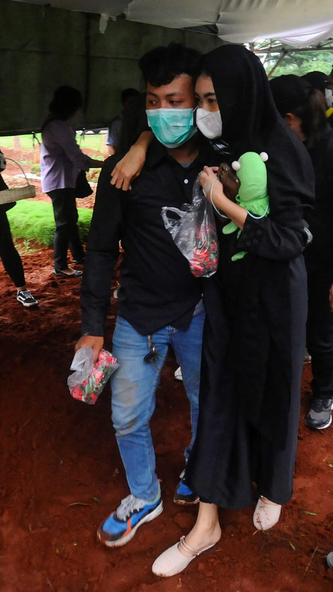 D ibu korban yang hadir memakai baju hitam dan masker itu terlihat didampingi kerabat yang tampak sedang berusaha menenangkan kondisinya.