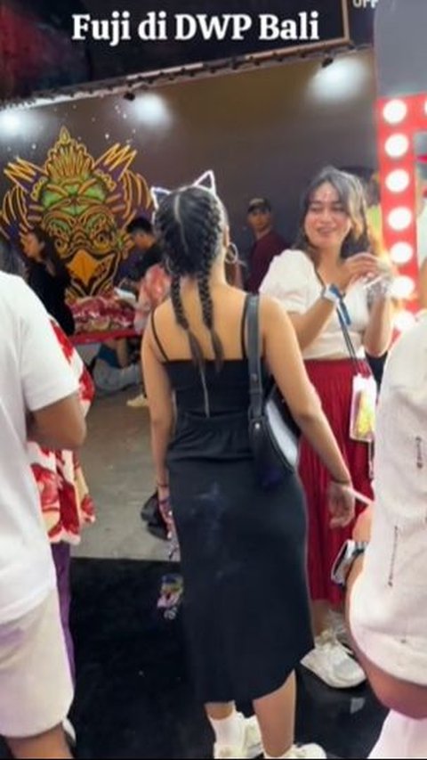 Di hari ke dua, Fuji tampil dengan baju tangtop hitam seksi dengan rambut dikepang dan bando kucing.