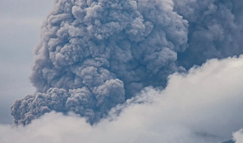 Kemudian, pada 26 September 2012 letusan besar disertai keluarnya asap warna kelabu tebal dengan ketinggian lebih kurang 1500 meter.