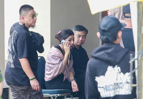 Ibunda Jeje Meninggal Dunia, ini Potret Nisya Ahmad saat Datang Melayat ke Rumah Duka