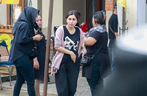 Ibunda Jeje Meninggal Dunia, ini Potret Nisya Ahmad saat Datang Melayat ke Rumah Duka