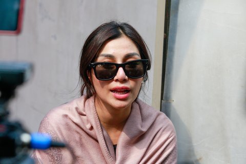 Ibunda Jeje Meninggal Dunia, ini Potret Nisya Ahmad saat Datang Melayat ke Rumah Duka