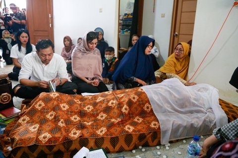 Ibunda Jeje Meninggal Dunia, ini Potret Nisya Ahmad saat Datang Melayat ke Rumah Duka