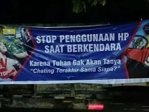 Mohon untuk tidak menggunakan HP saat sedang mengemudi