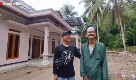 Kang Irlan lantas berharap, rampungnya pembangunan rumah mewahnya tersebut bakal diiringi dengan adanya si pendamping hidup.