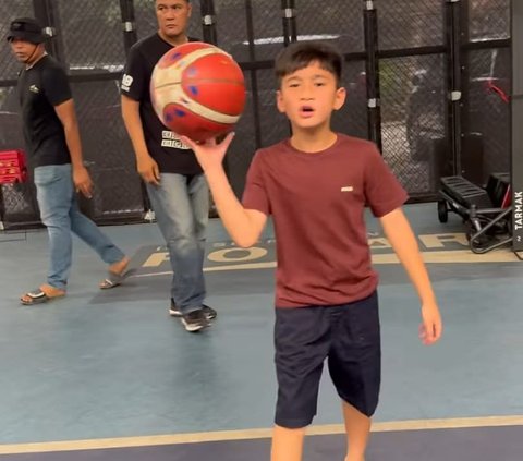 Momen Keseruan Rafathar dan Jan Ethes Main Basket '1 on 1' di Andara, Aksi Cucu Presiden Bikin Raffi Ahmad Terpukau