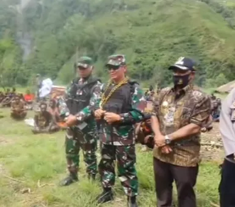 Momen Sakral Bakar Batu di Puncak Jaya Papua, Mayjen Iwan Setiawan 'Bulan yang Penuh Cinta Kasih dan Kedamaian'