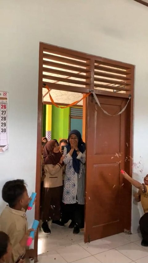 <b>Bikin Haru, Momen Guru SD Dapat Kejutan Ultah dari Murid Kelas 2 Ini Viral</b><br>