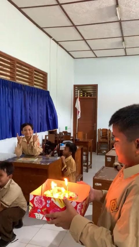 Bikin Haru, Momen Guru SD Dapat Kejutan Ultah dari Murid Kelas 2 Ini Viral