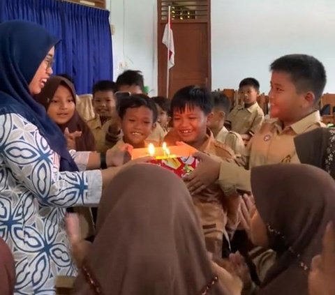 Bikin Haru, Momen Guru SD Dapat Kejutan Ultah dari Murid Kelas 2 Ini Viral