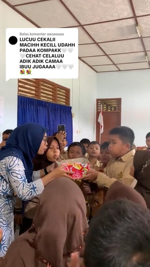 Bikin Haru, Momen Guru SD Dapat Kejutan Ultah dari Murid Kelas 2 Ini Viral