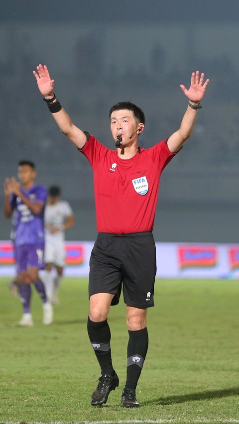 Mereka dipilih dan ditugaskan oleh PSSI untuk menjadi contoh bagi wasit-wasit lokal di Liga 1.