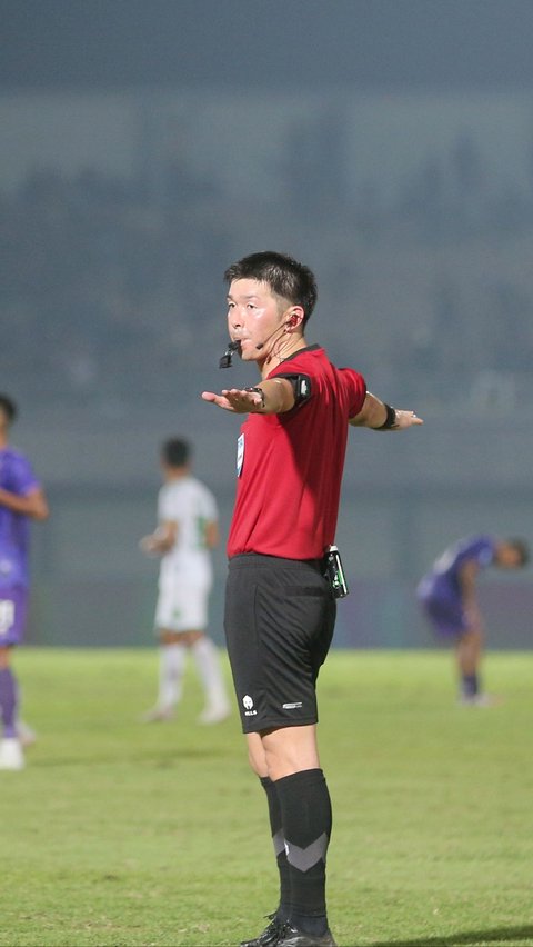 Aksi wasit asal Jepang, Yusuke Araki saat memimpin pertandingan antara Persita Tangerang Vs Persikabo 1973 pada laga pekan ke-22 BRI Liga 1 2023/2024 di Stadion di Indomilk Arena, Tangerang, Minggu (10/12/2023).