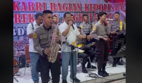 Bernyanyi hingga berjoget bersama menjadi salah satu kegiatan menarik yang dilakukan Tito bersama para alumni Akabri Kepolisian 1987 kala itu.