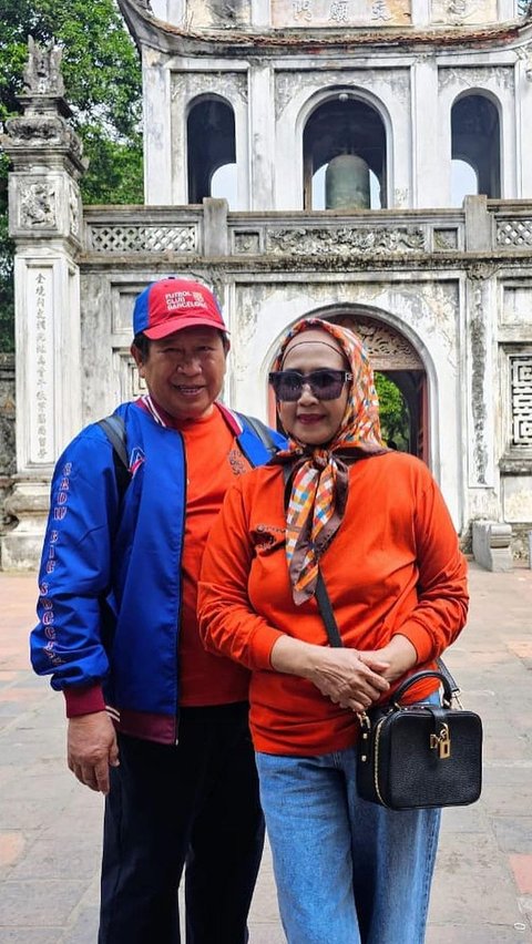 Tidak sendiri, Ia jalan-jalan di ibu kota Vietnam tersebut bersama sang istri tercinta. <br>