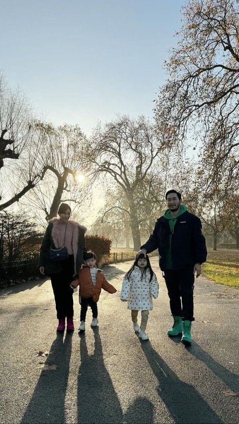 Jeje berangkat ke London bersama teman-teman bandnya dan Syahnaz serta anak-anaknya.