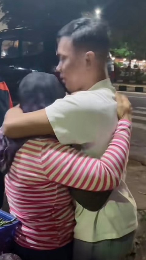 Nyamar Jadi Pembeli Dagangan Ibu di Pasar, Momen Anak Beri Kejutan Pulang Usai 5 Tahun Merantau di Taiwan Ini Viral<br>