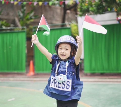 Portrait of Dian Pelangi's Adorable Daughter Winning the Journalist Costume Contest in Gaza