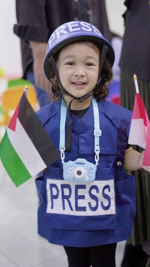 Portrait of Dian Pelangi's Adorable Daughter Winning the Journalist Costume Contest in Gaza