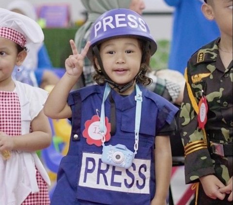 Portrait of Dian Pelangi's Adorable Daughter Winning the Journalist Costume Contest in Gaza